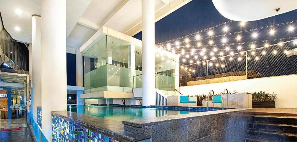Blue Sky Hotel Petamburan Jakarta Luaran gambar